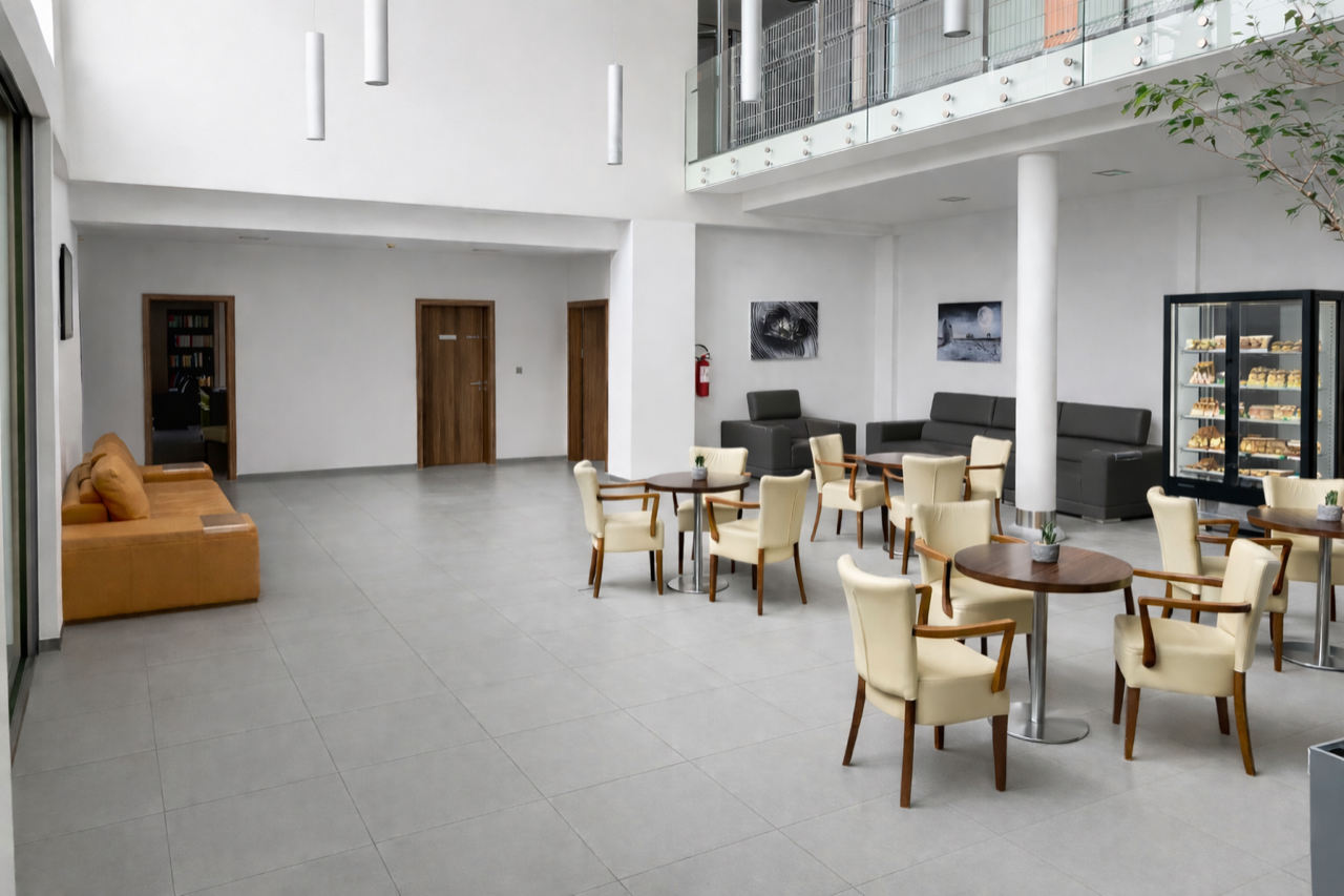 Společenská zóna s křesly a kavárnou